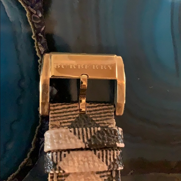Signature Burberry Check Gold Watch - Picture 4 of 7